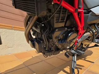 BMW F700GS Moto Blanca y chasis rojo