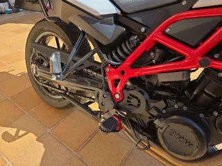 BMW F700GS Moto Blanca y chasis rojo