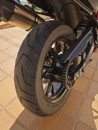 BMW F700GS Moto Blanca y chasis rojo