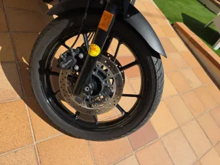 BMW F700GS Moto Blanca y chasis rojo