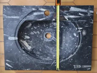 Lavabo de piedra natural con fósiles