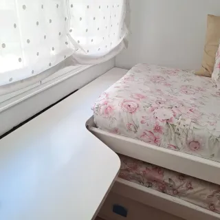 Dormitorio juvenil blanco y rosa.