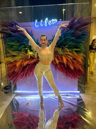 Photocall Alas Pride con pampas naturales