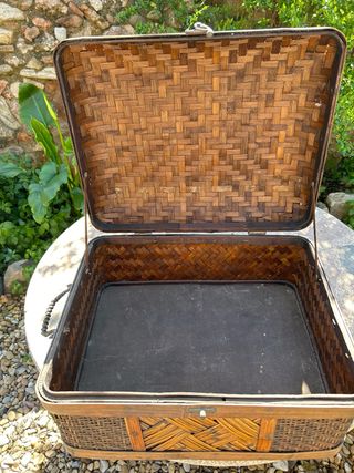 Baúl de mimbre y bambú