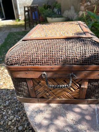Baúl de mimbre y bambú