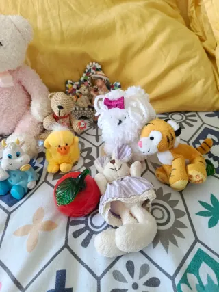 Lote de peluches y figuras preguntar