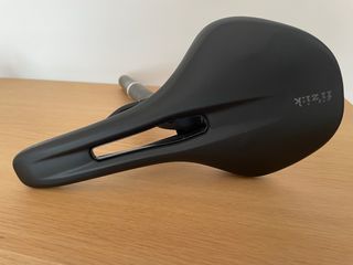 Sillín y tija carbono Fizik