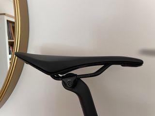 Sillín y tija carbono Fizik