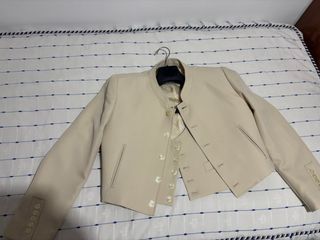 Chaquetilla corta y chaleco beige