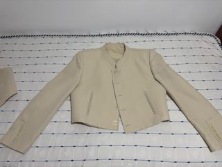 Chaquetilla corta y chaleco beige