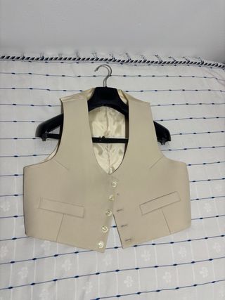 Chaquetilla corta y chaleco beige