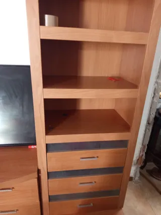 Mueble de comedor de madera y cristal