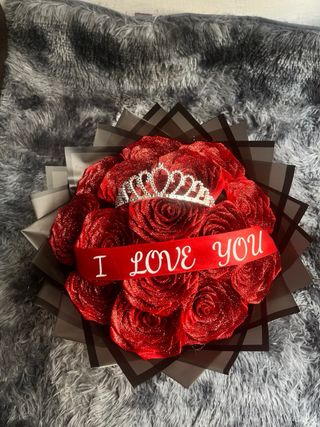 Ramo Rosas Eternas Rojas con Tiara