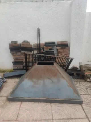 Barbacoa de obra metálica y de piedra