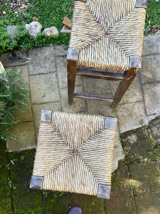 Taburetes de mimbre y madera