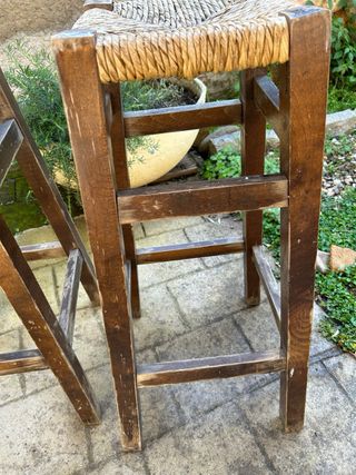 Taburetes de mimbre y madera