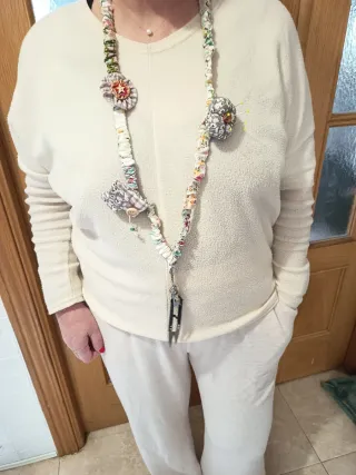 Collar de costura con tijeras.