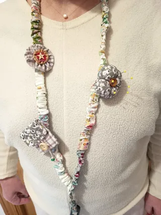 Collar de costura con tijeras.