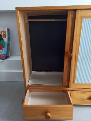 Armario para ropa de muñecas