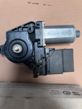 Motor elevalunas trasero izquierdo 1J4959811D/008