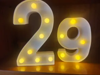 Número decorativo con luces.