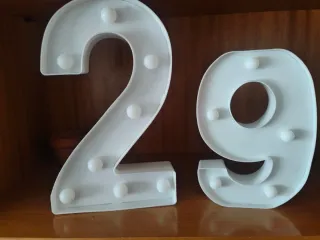 Número decorativo con luces.