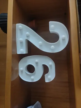 Número decorativo con luces.