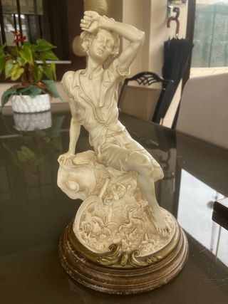 Estatua de figura clásica