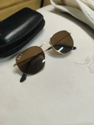 Gafas de sol Ray-Ban doradas y marrones