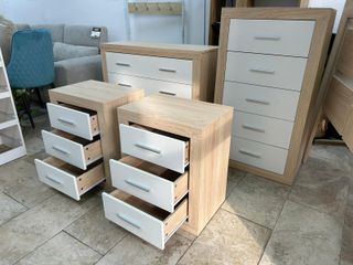 Cabecera con Mesitas de Noche y Cajonera Modelo Kiara Moderna en Blanco o Gris