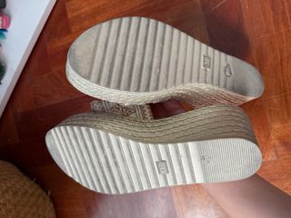 Sandalias esparto beige y doradas