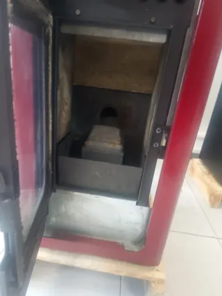 Estufa de pellets roja y negra