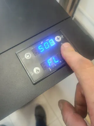 Estufa de pellets roja y negra