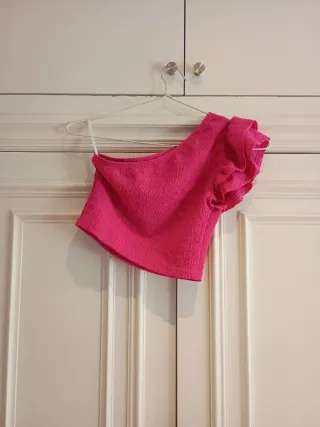 Top fucsia asimétrico con volantes