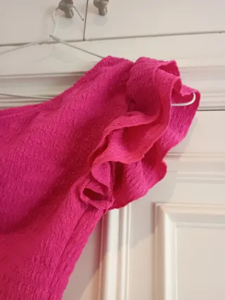 Top fucsia asimétrico con volantes
