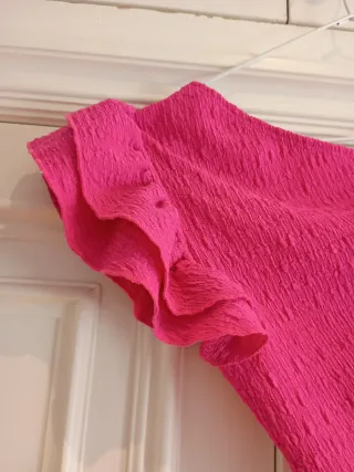 Top fucsia asimétrico con volantes