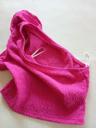 Top fucsia asimétrico con volantes
