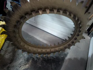 Espejo antiguo dorado con marco floral