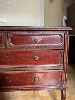 Cómoda antigua de madera con tapa de cristal