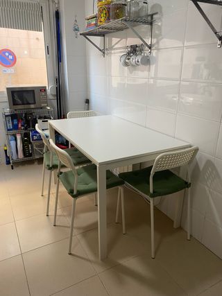 Mesa blanca comedor con 4 sillas blancas