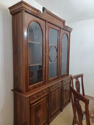 Mueble comedor madera tallada, vitrina y cajones.