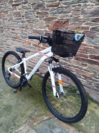 Bicicleta Rockrider Blanca con Cesta