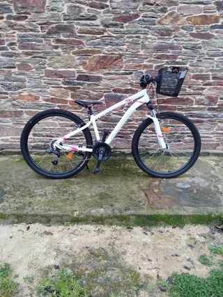 Bicicleta Rockrider Blanca con Cesta