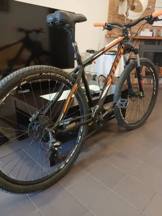 Bicicleta de Montaña Negra y Naranja