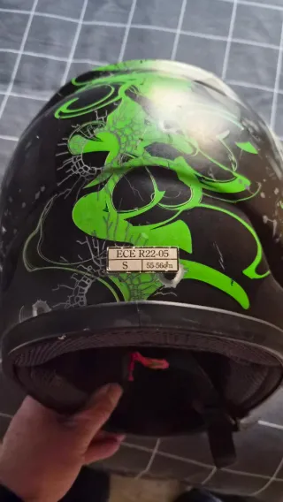 Casco de moto Nikko verde y negro