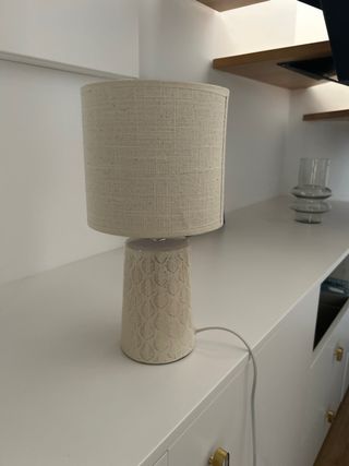 Lámpara de mesa beige cerámica