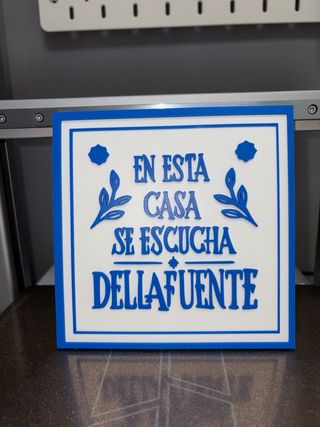 Azulejo 3D En esta casa se escucha Dellafuente