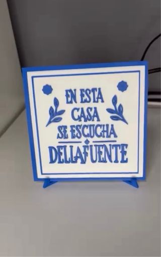 Azulejo 3D En esta casa se escucha Dellafuente