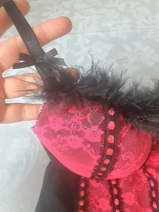 Corsé negro y rosa fluor, con tirantes y ligueros