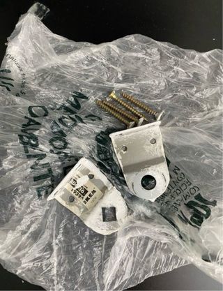 Estor enrollable de tela en color marrón. Mide 120